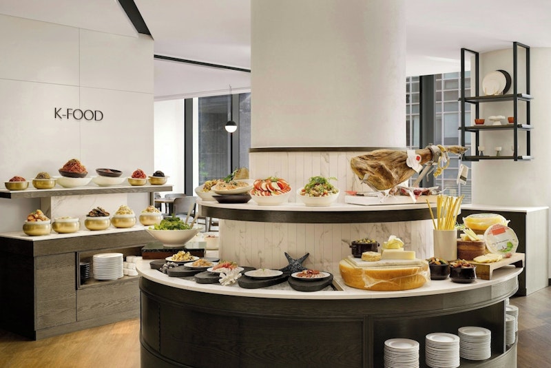 駅三駅から徒歩2分！絶景ルーフトップバーが自慢のホテルで夜景を満喫