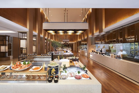 グループ旅行にもおすすめ！人気モール隣接の5つ星ホテルに滞在。ビジネスクラス利用