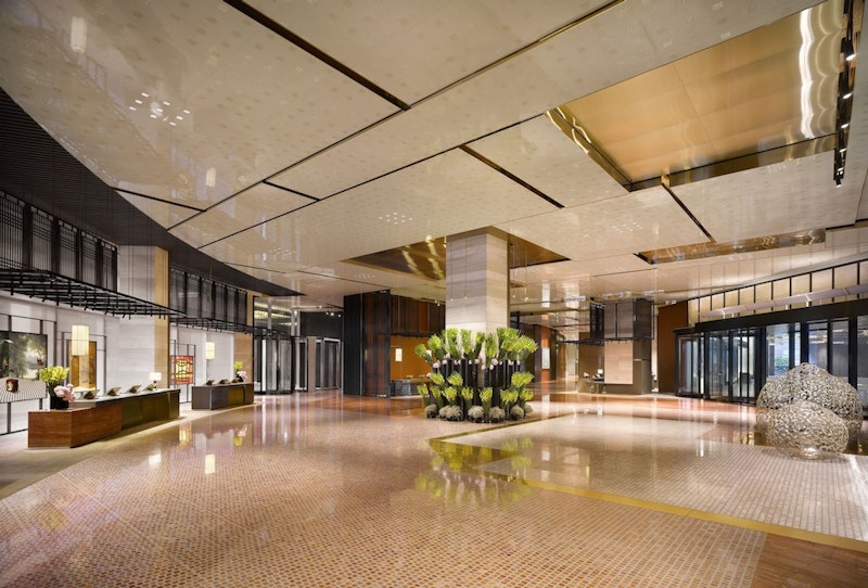 屋上にプールつきデッキ完備!同じビルにショッピングモールがある5つ星ホテル泊