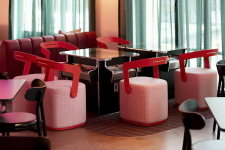 SALE価格 3/28(土)販売スタート🎂行き帰り機内泊でおトク！ポップなデザインのホテルにステイ。ANA利用