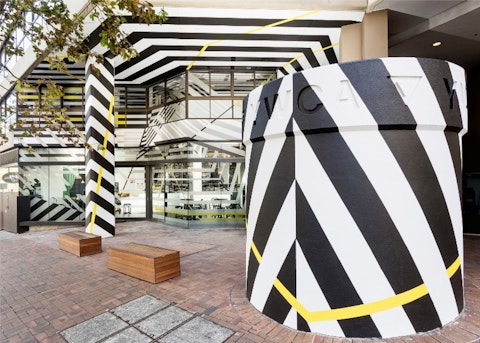 ハイドパークはすぐそば！おしゃれな駅チカホテルに宿泊。オペラハウス館内ツアーつき