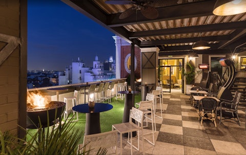 エアコン完備テラスが自慢！グランビア通り沿いの4つ星ホテル泊。ビジネスクラス利用