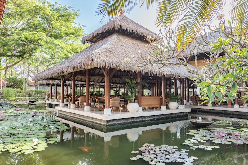 蓮の池や本格レストランが自慢！癒やしをたっぷり満喫できる5つ星リゾートに宿泊