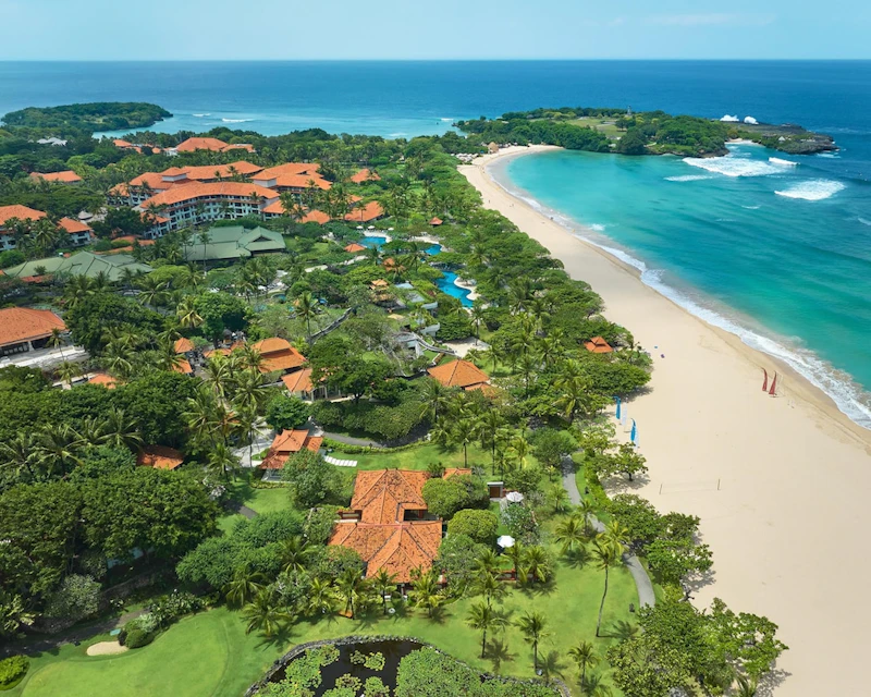 ビーチフロントの立地が自慢のリゾートに宿泊。ビジネスクラス利用でワンランク上の旅