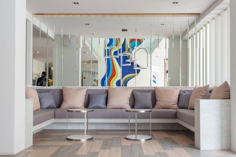 	ゆったりと美しい海を眺められる屋外プールがあるモダンな4つ星ホテルで快適ステイ