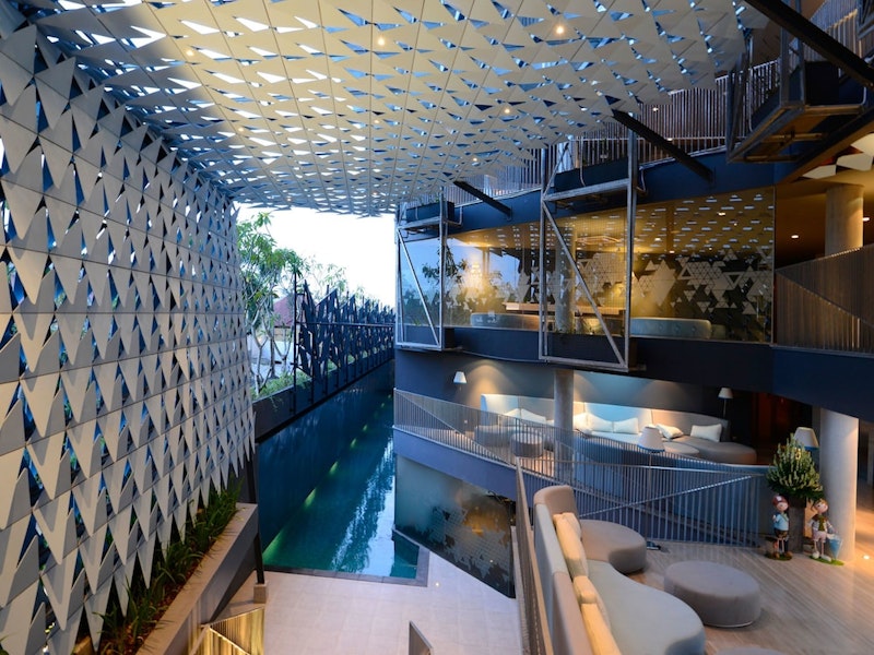 インパクトあるデザインが魅力的！有名レストランが連なる通り沿いのホテル滞在