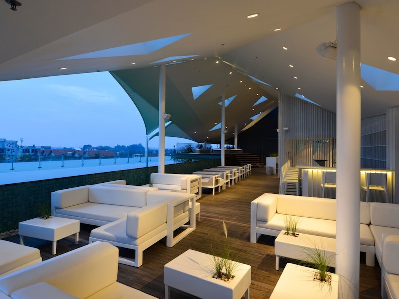 ビジネスクラスで行く！落ちついた雰囲気のカクテルバーがそなわるホテルに宿泊