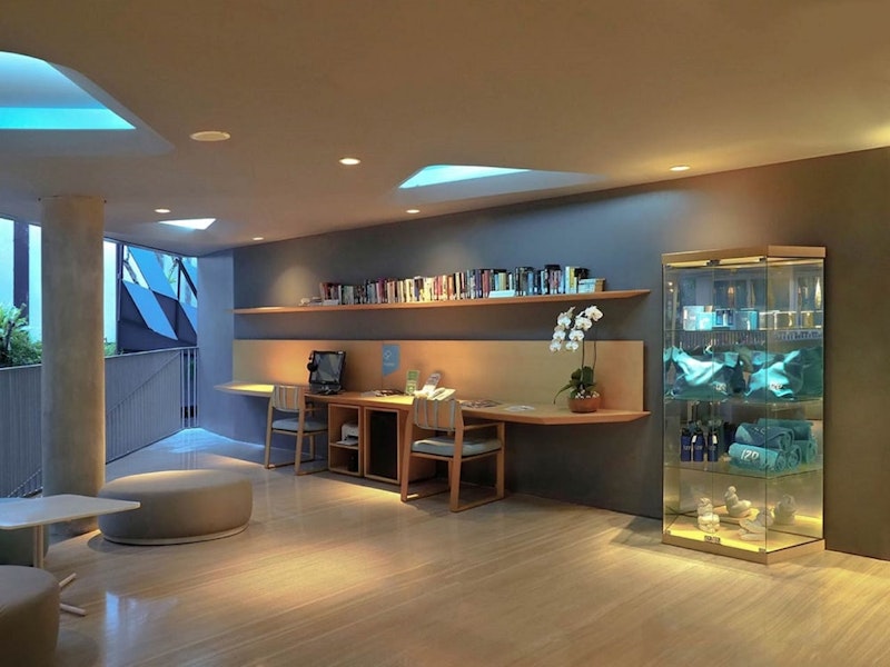 ビジネスクラスで行く！グルメ旅にうってつけなオベロイ通り沿いのホテルに宿泊