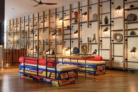 パトンビーチは歩いてすぐ!屋外プール完備のモダンな5つ星ホテルでぜいたくステイ