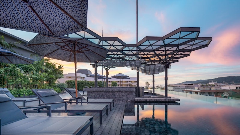 美しいビーチはすぐそば！屋上にプールがあるホテル泊。ビジネスクラス利用