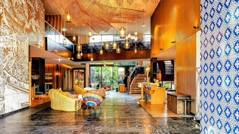 ビーチやショッピングセンターは徒歩圏内！屋上プールがある5つ星ホテル泊。往復送迎つき