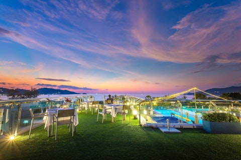 バングラ通りはすぐ!絶景が自慢のインフィニティプールがある4つ星ホテルに宿泊