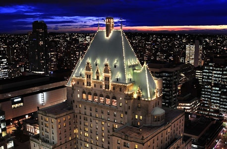 ビジネスクラスで行く！風格ある外観が街のシンボルになっている4つ星ホテルに宿泊