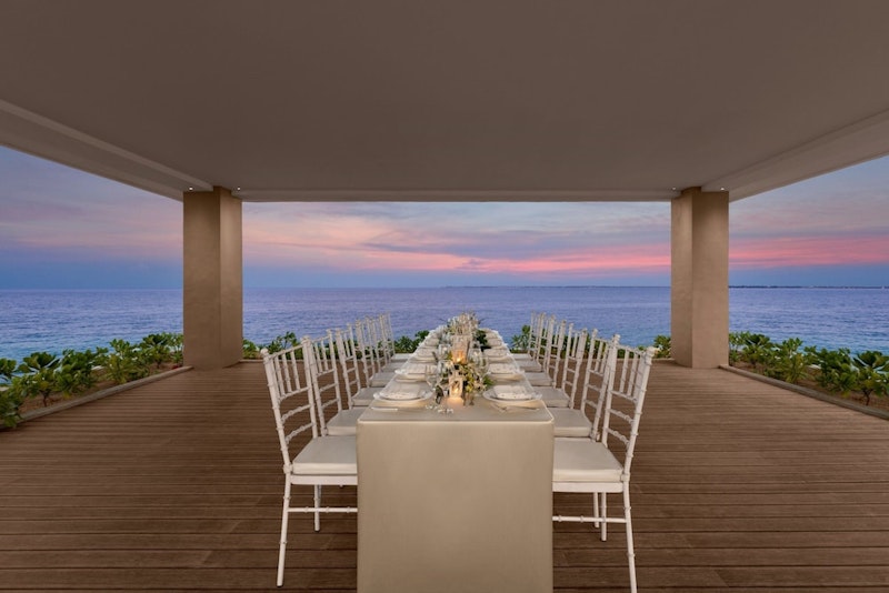 ジンベイザメ＆カワサン滝ツアーつき！美しい海が目の前に広がるリゾート泊。往復送迎つき