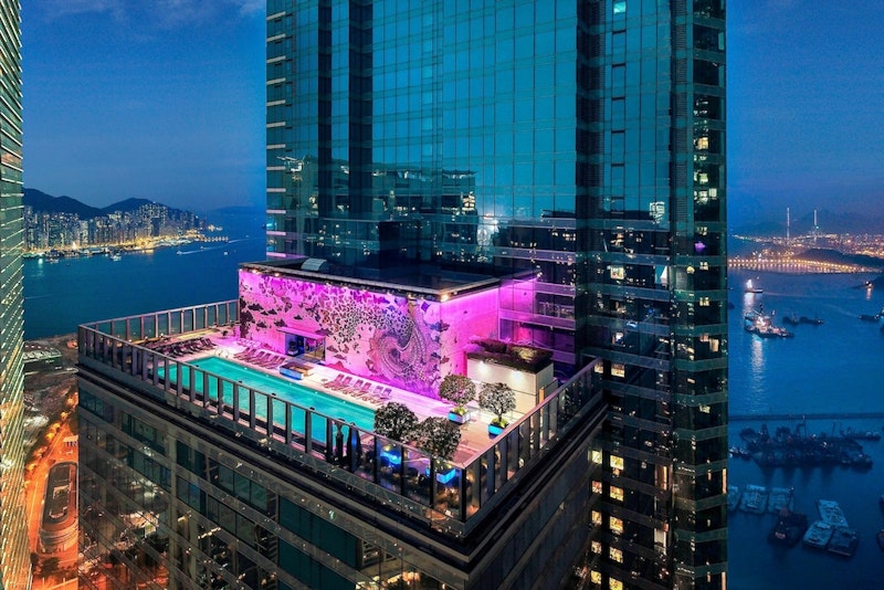 九龍駅が目の前！ヴィクトリア湾を一望するモダンな5つ星ホテルに宿泊。ベッド2台確約