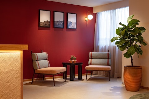 西営盤駅が徒歩圏内！落ちついた雰囲気のホテルで香港を満喫！JAL利用。ベッド2台確約