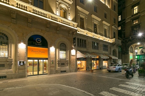 ドゥオーモ広場はすぐとなり!バーやジム併設&おしゃれなブティックにホテルにステイ