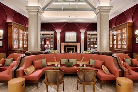 街のパノラマを見わたせる屋外テラスつき!豪華な宮殿内にある5つ星ホテルにステイ