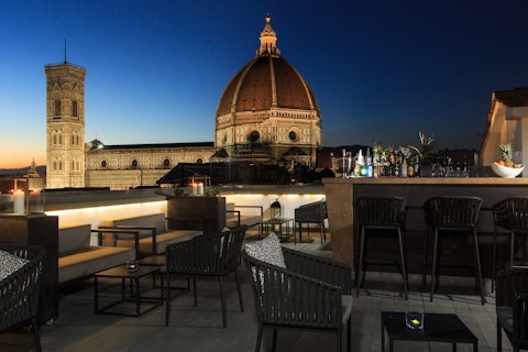 美しい大聖堂を一望するロマンチックなホテル宿泊プラン。ビジネスクラス利用