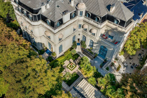 19世紀の宮殿を改装した5つ星ホテルでゴージャスステイ！プレミアムエコノミー利用