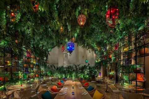 太陽の門はすぐ！ぜいたくな施設がそろった5つ星ホテル泊。プレミアムエコノミー利用