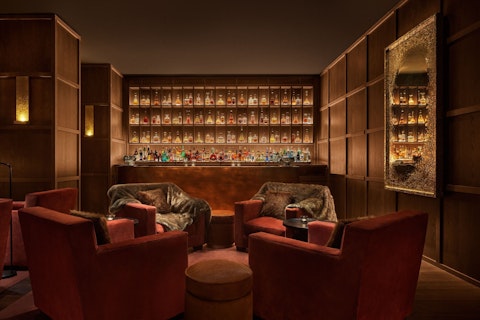 プエルタ デル ソルや王宮に好アクセスの5つ星ホテル泊！プレミアムエコノミー利用