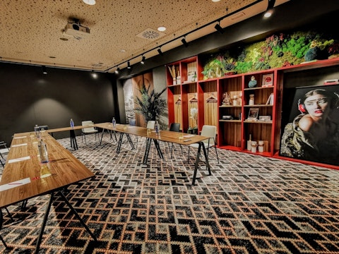 プラド美術館はすぐ!ワインを楽しめるルーフトップ完備&エレガントな5つ星ホテル泊