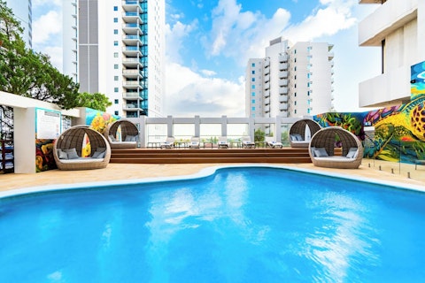 ラングリーパークはすぐ！プールやワインバー併設＆市内中心部にある5つ星ホテルにステイ