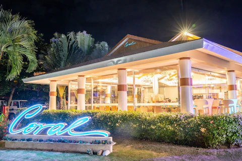 ジンベイザメ&カワサン滝ツアーつき!ウォーターパーク完備のホテルでぜいたく旅