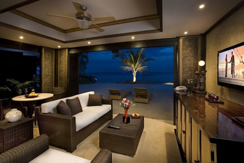 ジンベイザメ&カワサン滝ツアーつき!5つ星ホテルで満足のステイ。ビジネスクラス利用