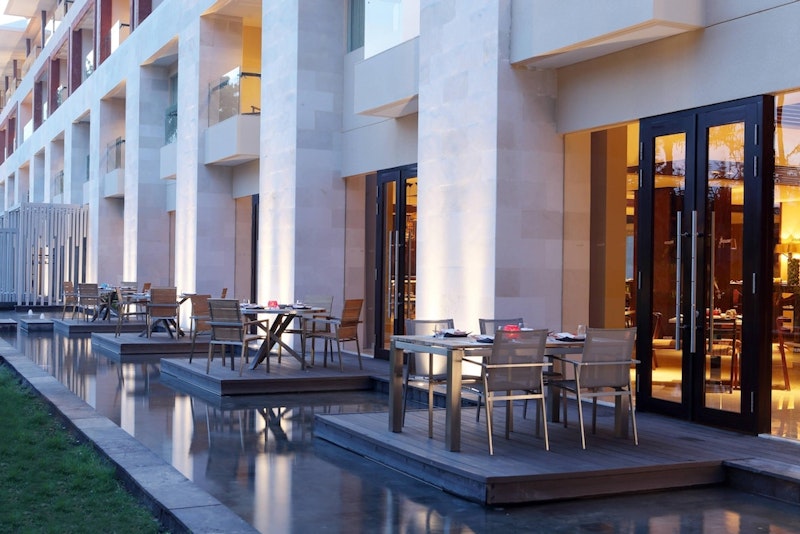 ヌサドゥアビーチは目の前!淡水プールなど施設充実の5つ星ホテルで至福のひとときを