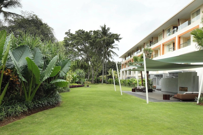 ヌサドゥアビーチが目の前に！豪華な施設充実の5つ星リゾート泊。ビジネスクラス利用