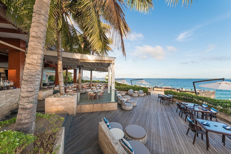 人気の早朝ジンベイザメツアーつき！極上スパとプールが自慢の5つ星リゾートに宿泊