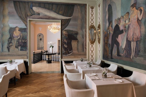 ヴァチカン美術館&カプリ島観光つき!モダンで明るいサウナ完備のホテルでリラックス