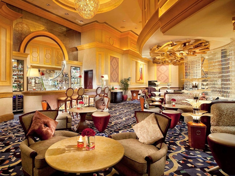 華やかな装飾にうっとり!屋外プールやスパ併設の4つ星ホテルに宿泊