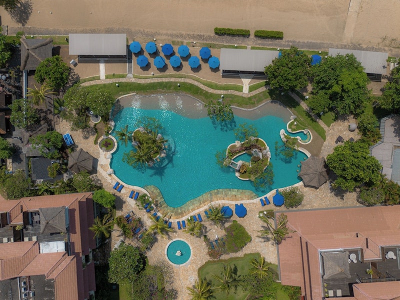 熱帯の緑に囲まれたラグーンプールでリラックス!日系の5つ星ホテルにステイ