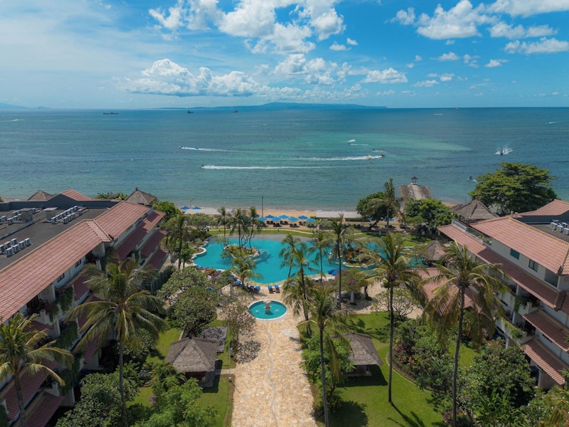 ビジネスクラスで行く！目の前に白砂のビーチが広がる高級ホテルに滞在