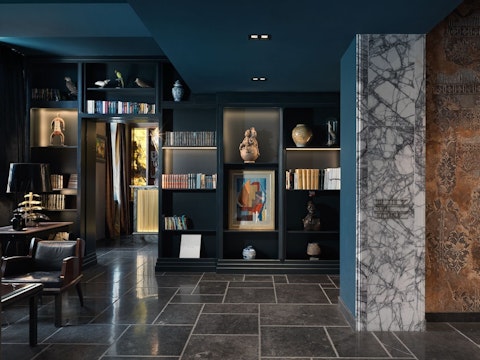 中心部のラグジュアリーホテルにステイ!館内には屋内プールやテラスあり