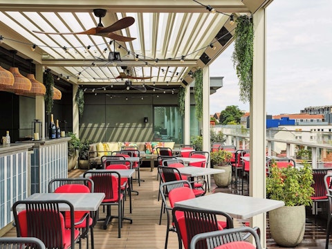 ビジネスクラスで行く!開放感あふれるルーフトップテラスが魅力のホテルにステイ