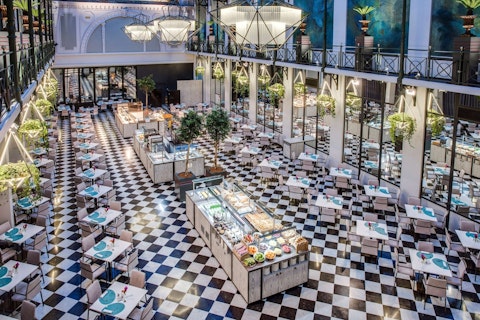 アムステルダム中央駅に近い好立地！ダム広場が目の前の老舗高級ホテルに極上のステイ