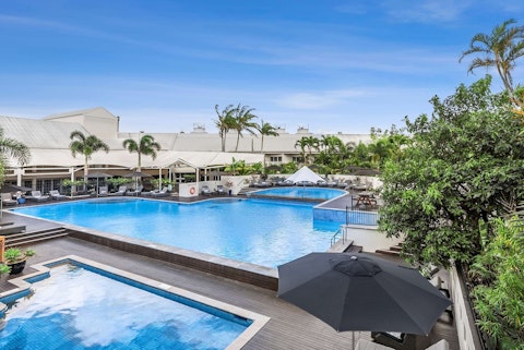 海辺にある5つ星ホテルにぜいたくステイ。ビジネスクラス利用、王道2大観光つき