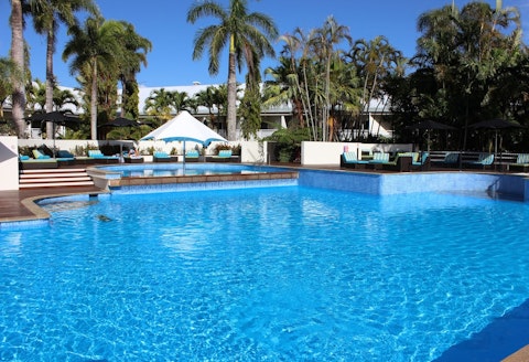 波の音が聞こえるホテルにリラックスステイ。ビジネスクラス利用、王道2大観光つき