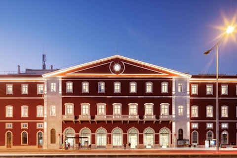 テージョ川のほとりに建つ、エレガントな内装が魅力の高級ホテルに宿泊するプラン