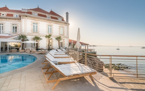 宿泊は5つ星ブティックホテル！ロマンチックな海沿いのエリアにステイ