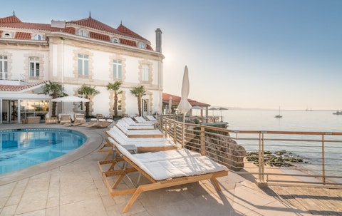 宿泊は5つ星ブティックホテル!ロマンチックな海沿いのエリアにステイ