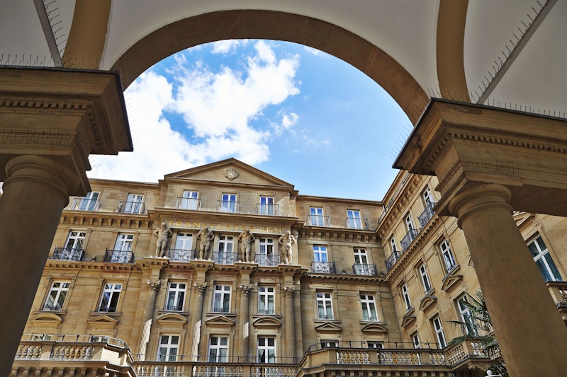 ヨーロッパの伝統的な建築がうつくしい5つ星高級ホテルに宿泊するプラン！
