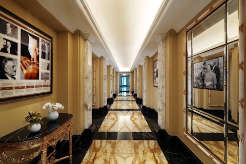 国立歌劇場など人気観光地はすぐそば!宮殿を改装したあこがれの5つ星ホテルにステイ