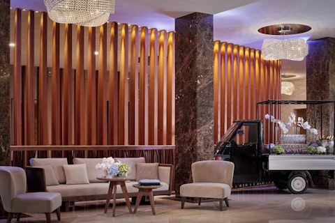 上品なレストランが自慢!歴史ある宮殿内にある高級ホテルに宿泊。ビジネスクラス利用