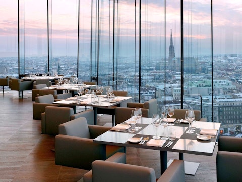 街とドナウ川の絶景に感動！トラム駅に近い好立地な5つ星ホテル泊で心ときめく旅