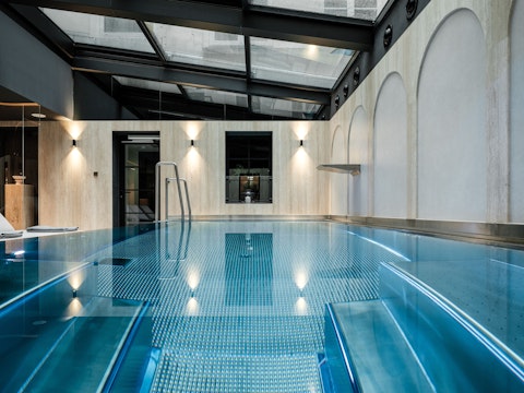 19世紀と現代が融合したデザイン!屋内プールでのんびり過ごす5つ星ホテルにステイ